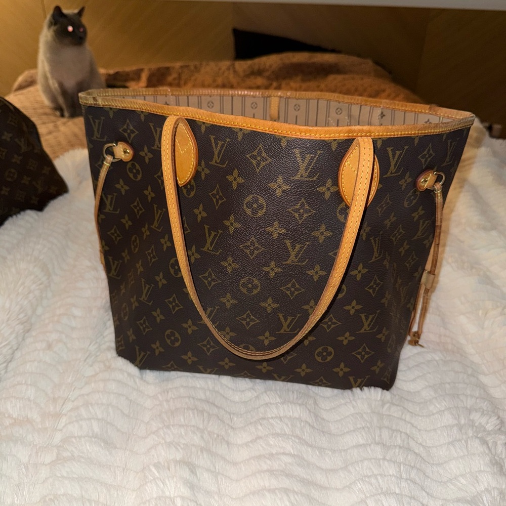 Louis Vuitton Monogram Canvas Tote with Vachetta Trim - Brown & Tan
Size MM